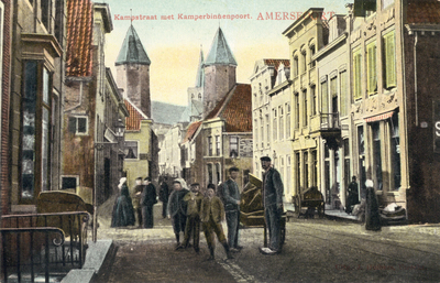 11689 Gezicht in de Kamp met bebouwing en publiek te Amersfoort uit het noordoosten; met rechts de voorgevels van de ...